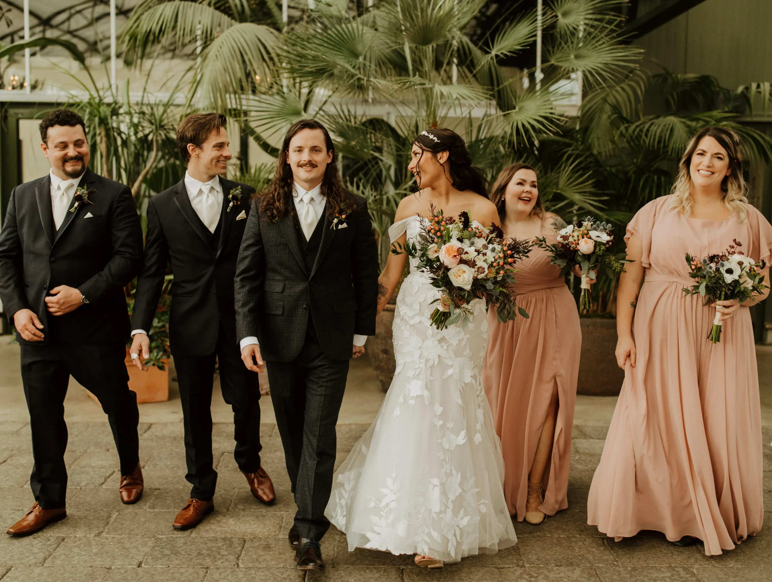 group photo of bride and groom with bridesmaids and groomsmen